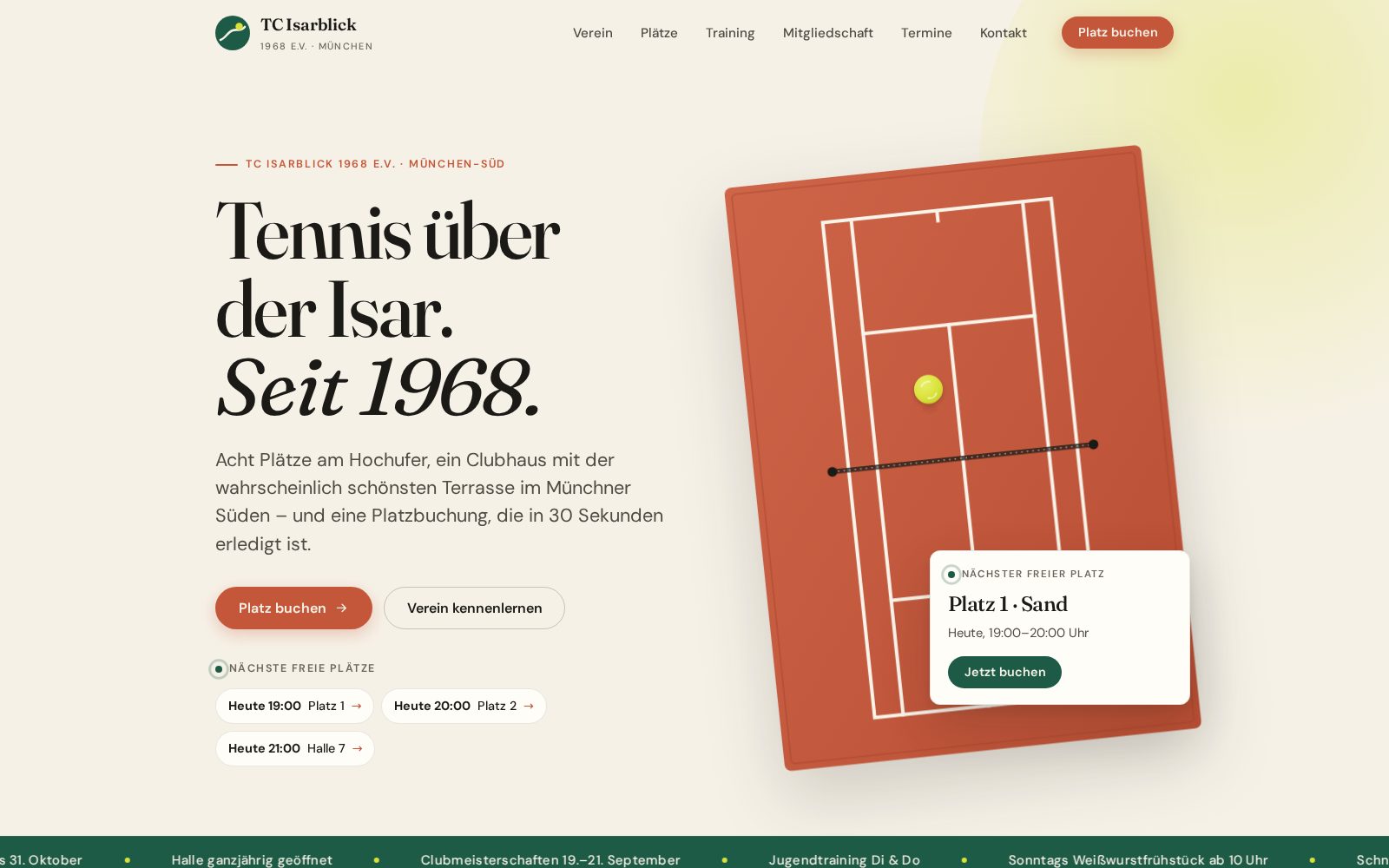 Startseite der Demo-Website TC Isarblick: Tennisplatz von oben, Hinweis auf den nächsten freien Platz und Buchungs-Button